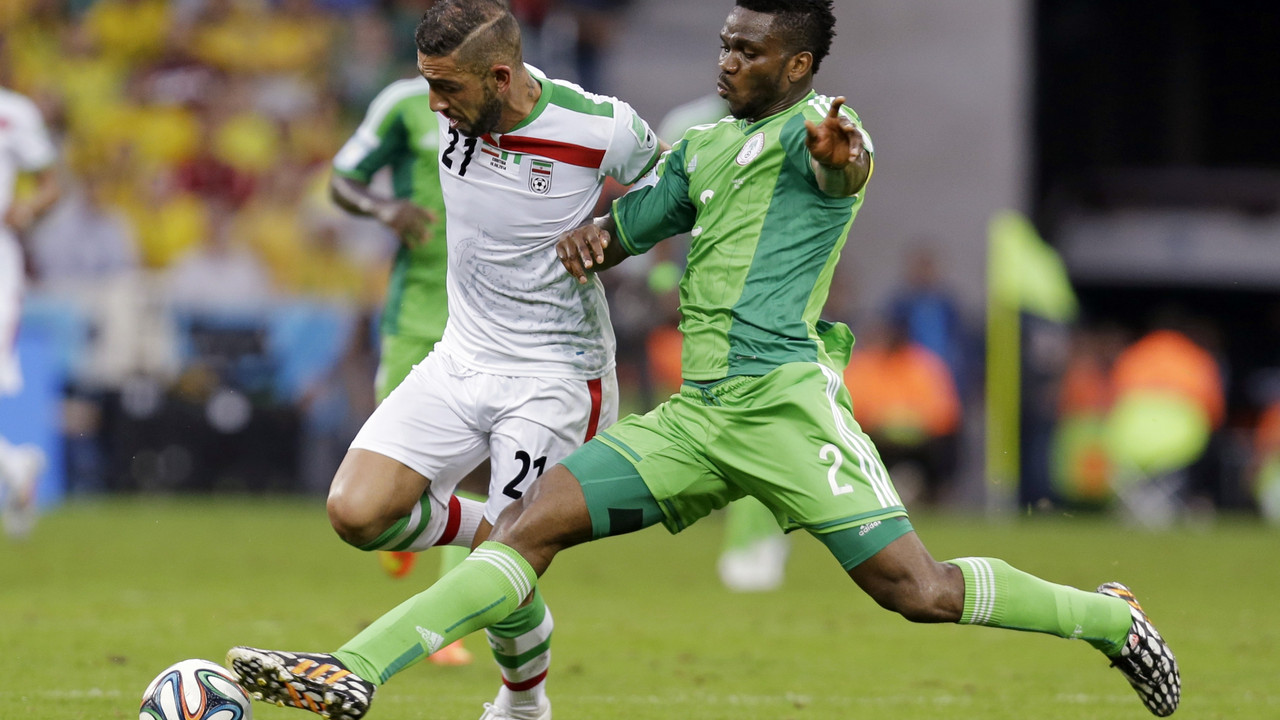 Fudbaleri Irana i Nigerije, Deđagah i Jobo, u duelu tokom meča Mundijala u Brazilu