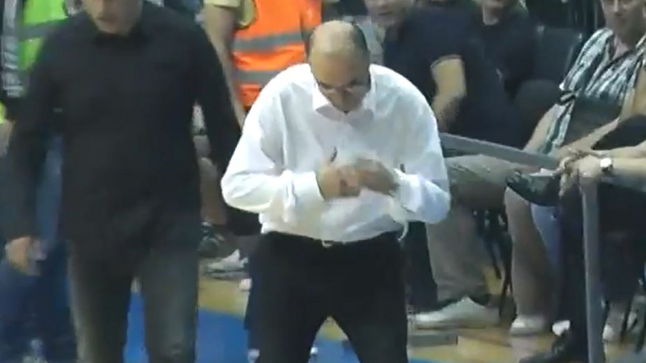 Duško Vujošević ispred navijača Zvezde