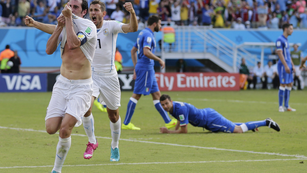 Dijego Godin proslavlja gol protiv Italije