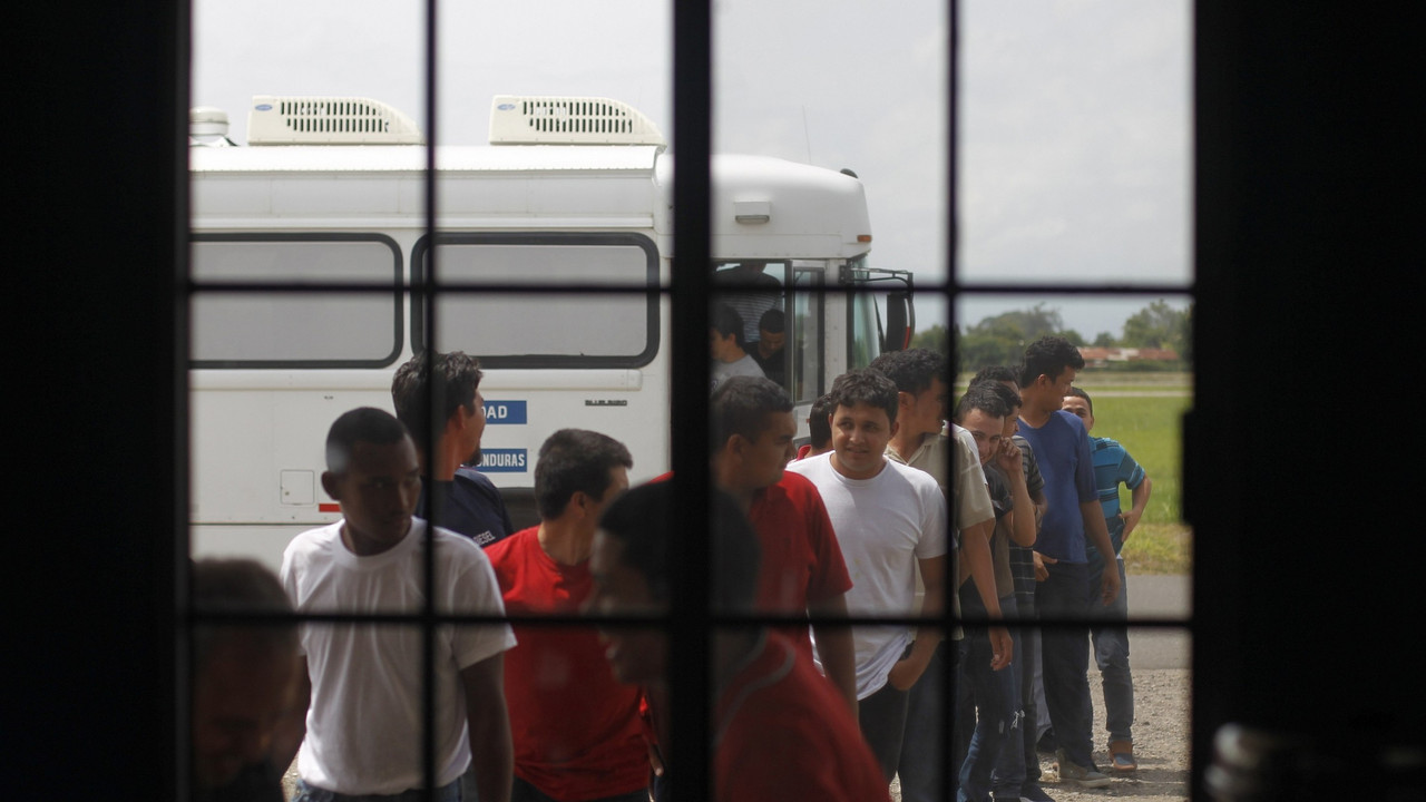 migranti ispred autobusa