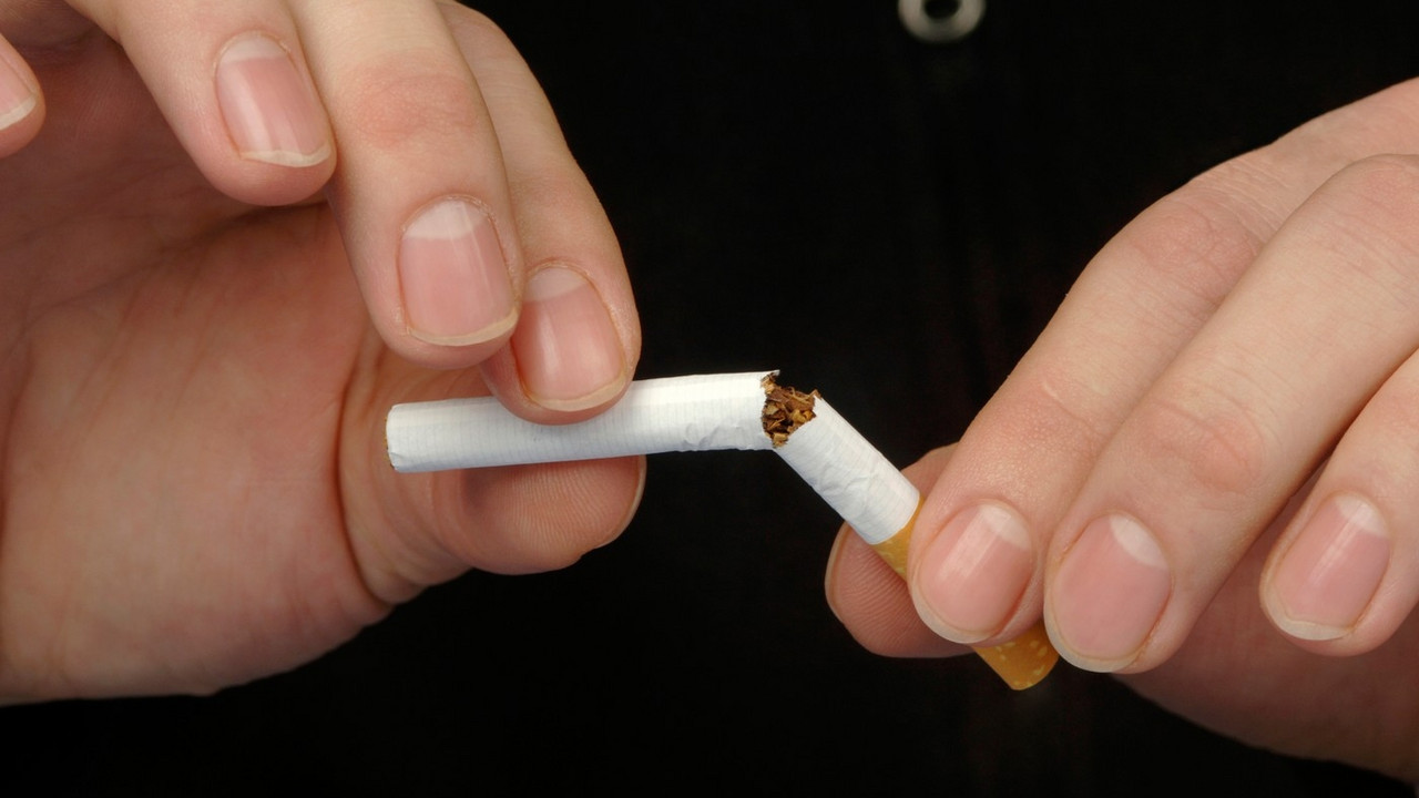 Čovek lomi cigaretu