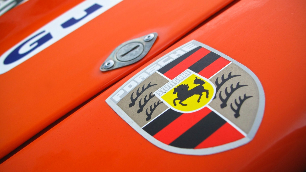Porscheov znak na haubi