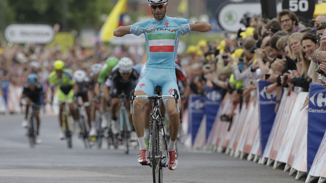 Vinćenco Nibali u finišu druge etape Tur de Fransa 2014.