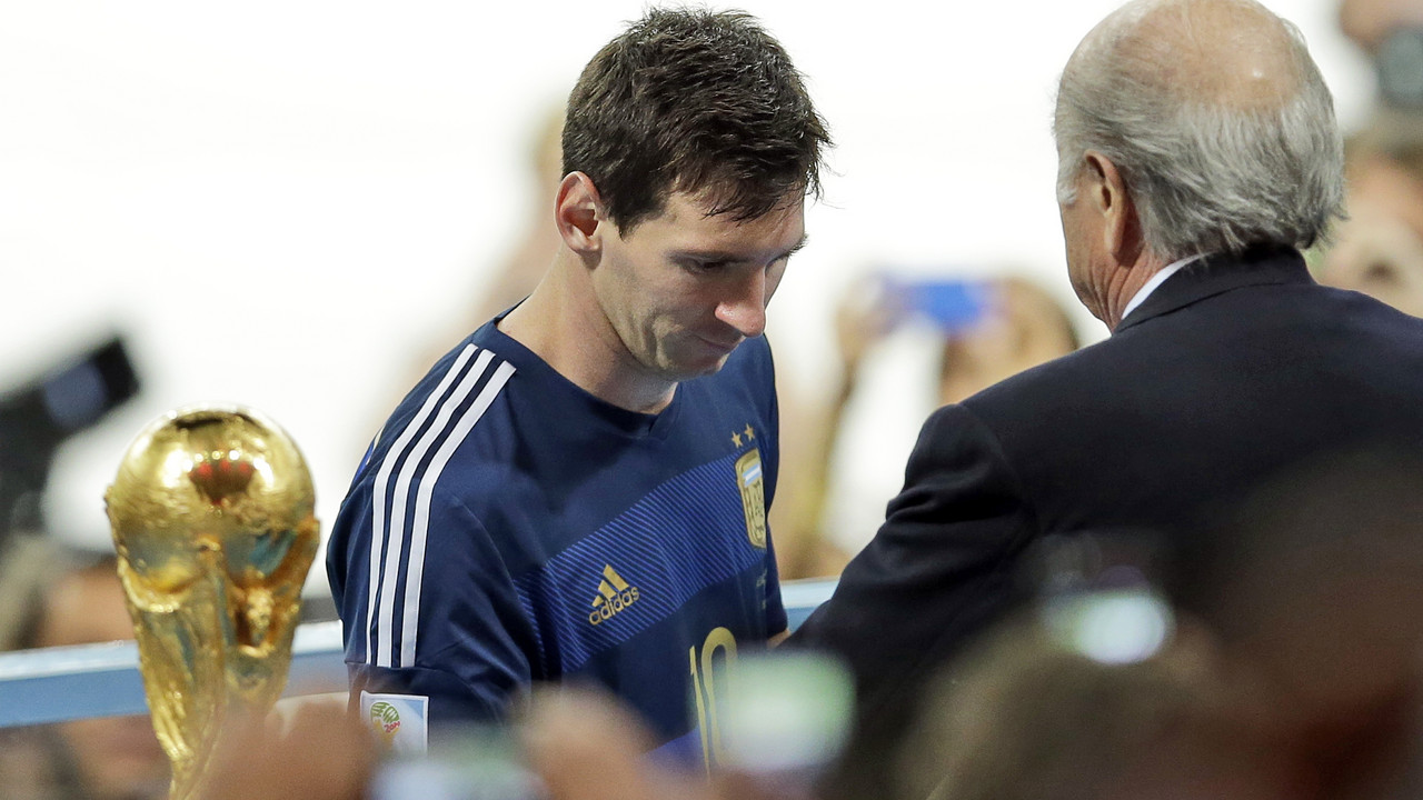 Lionel Mesi prima priznanje od Sepa Blatera posle finalnog meča Mundijala u Brazilu