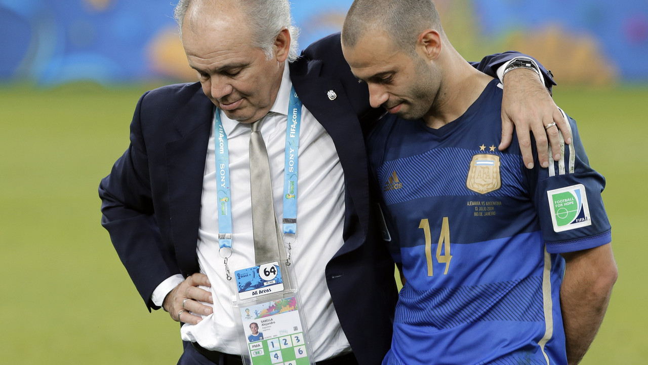 Alehandro Sabelja i Havijer Maskerano posle poraza Argentine u finalu Mundijala u Brazilu