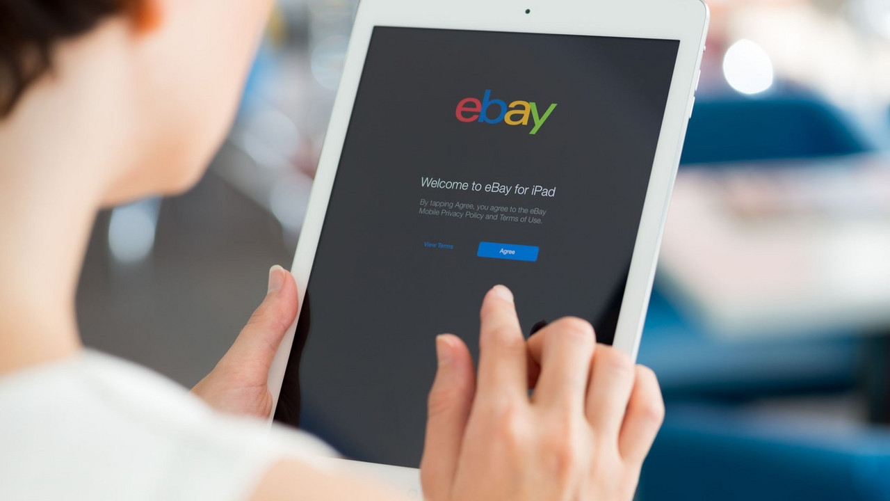 Žena naručuje robu sa eBay preko tableta