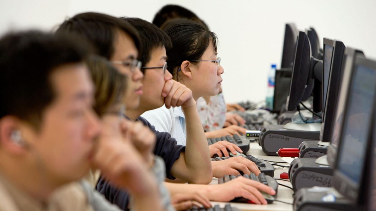 Kineski studenti u Internet kafeu