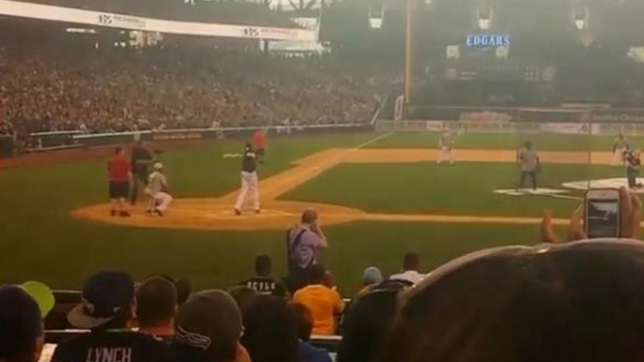 Kobe Brajant igra softbol