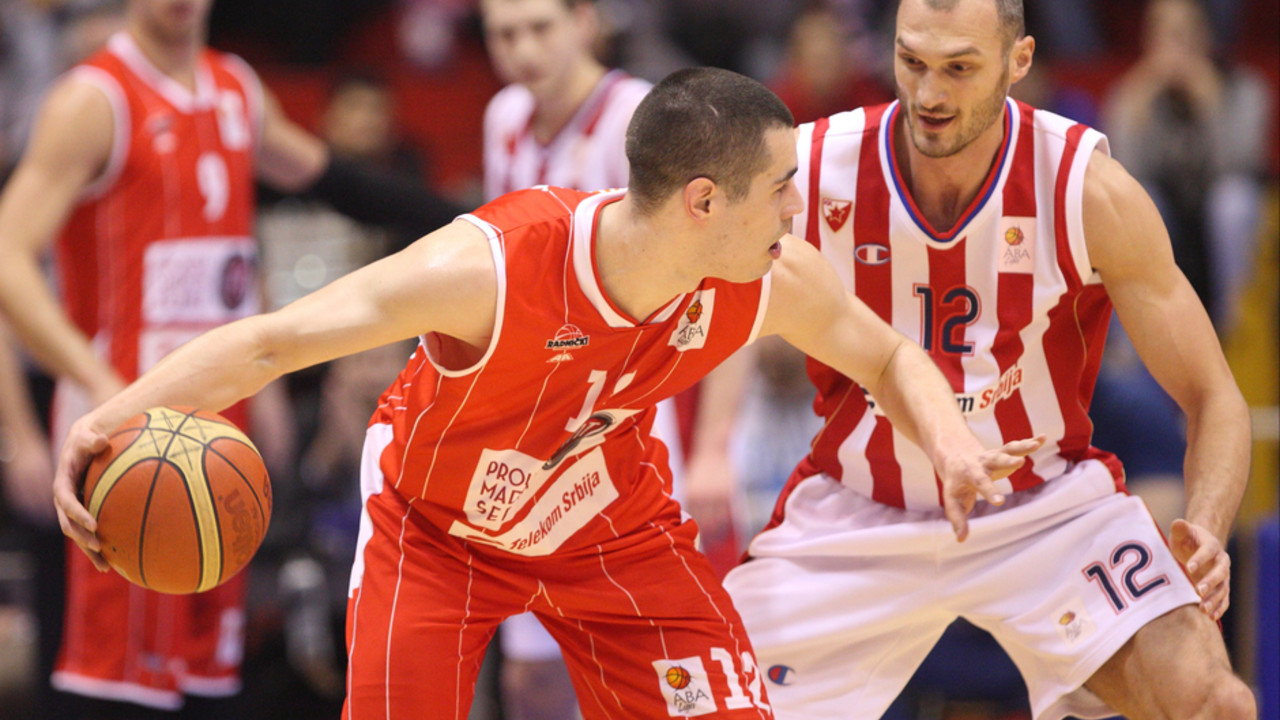 Nikola Kalinić u duelu sa Markom Simonovićem