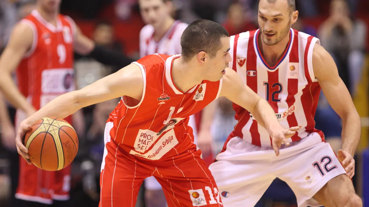 Nikola Kalinić u duelu sa Markom Simonovićem
