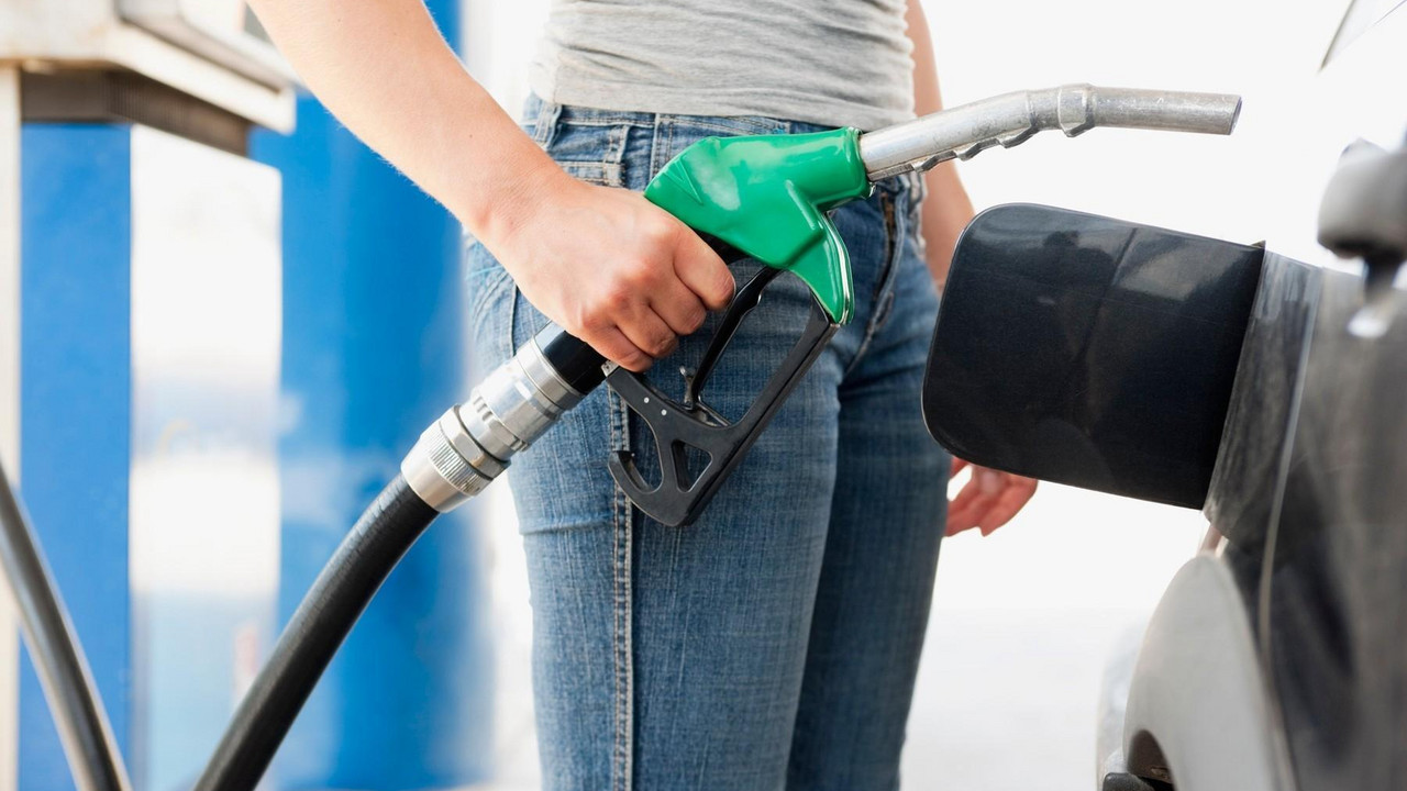 Točenje goriva na benzinskoj pumpi