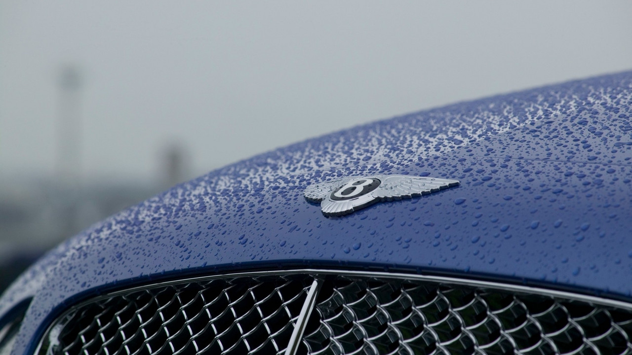 Logo Bentley na čelu Continentala