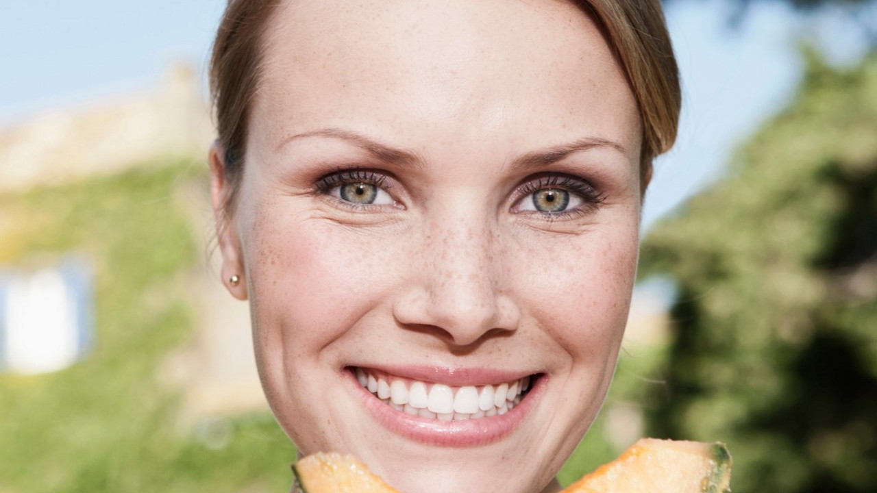 žena jede dinju