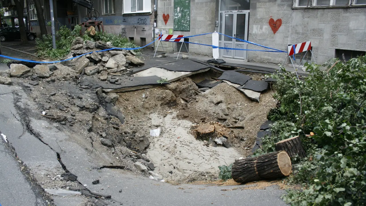 rupa na putu u Zemunu u Ulici 22.oktobar