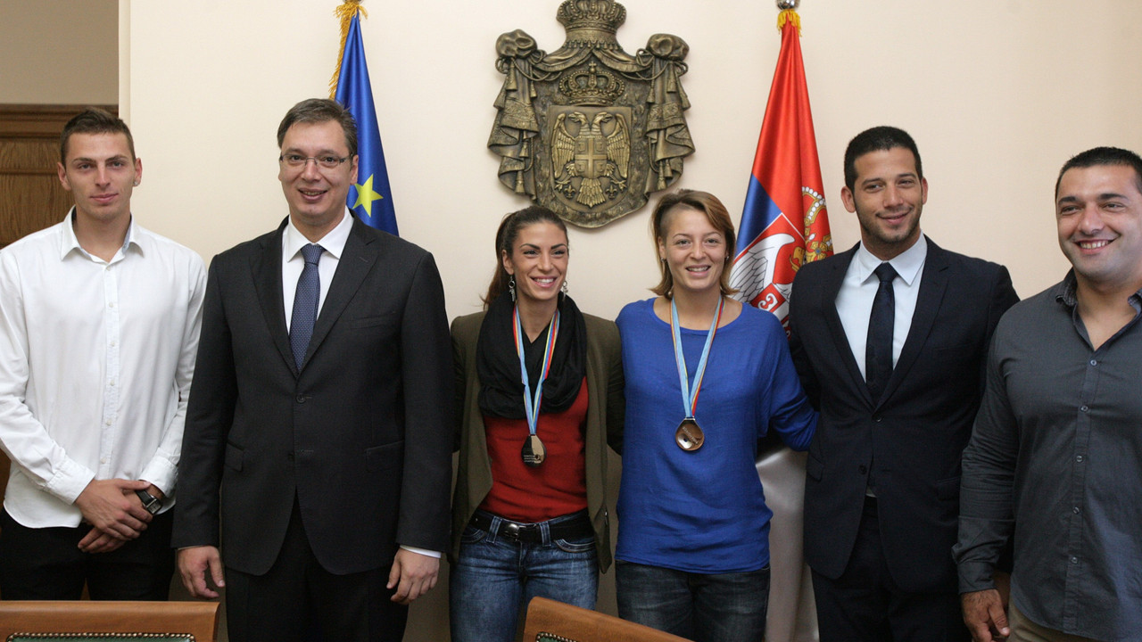 Aleksandar Vučić sa dobitnicima medalja