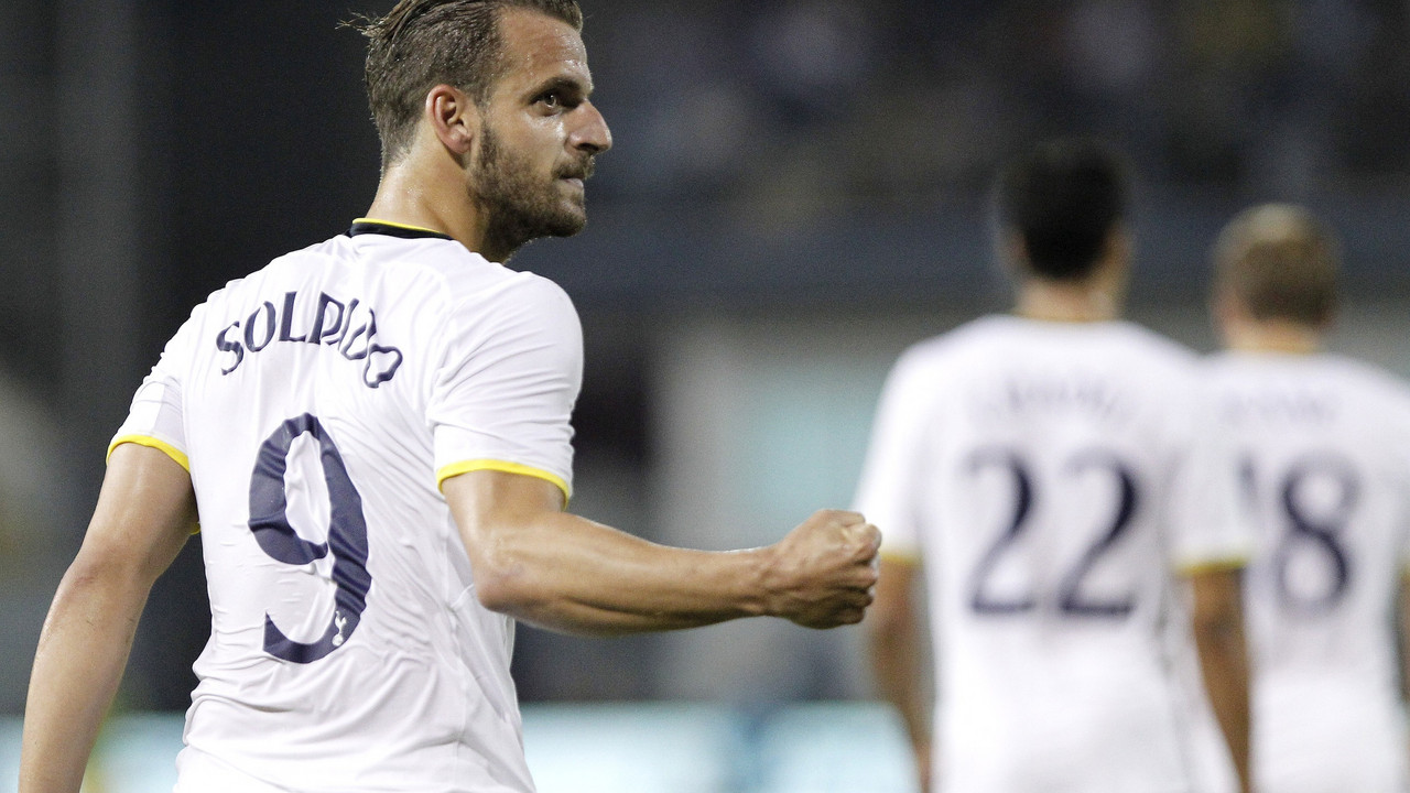 Napadač Totenhema Roberto Soldado proslavlja gol protiv AEL-a