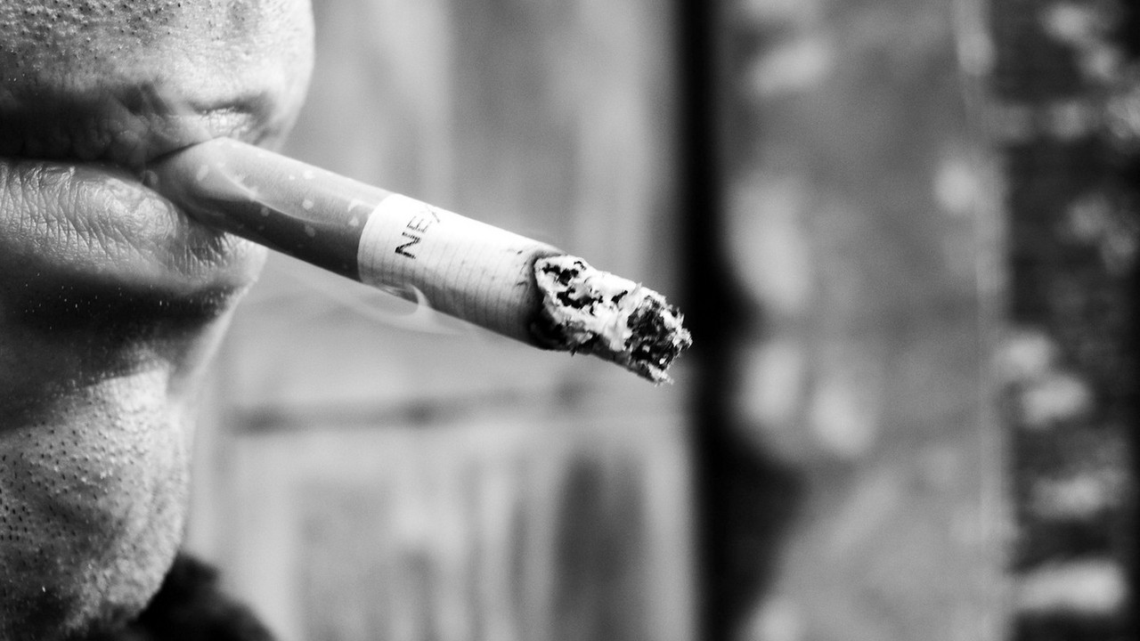 Čovek puši cigaretu