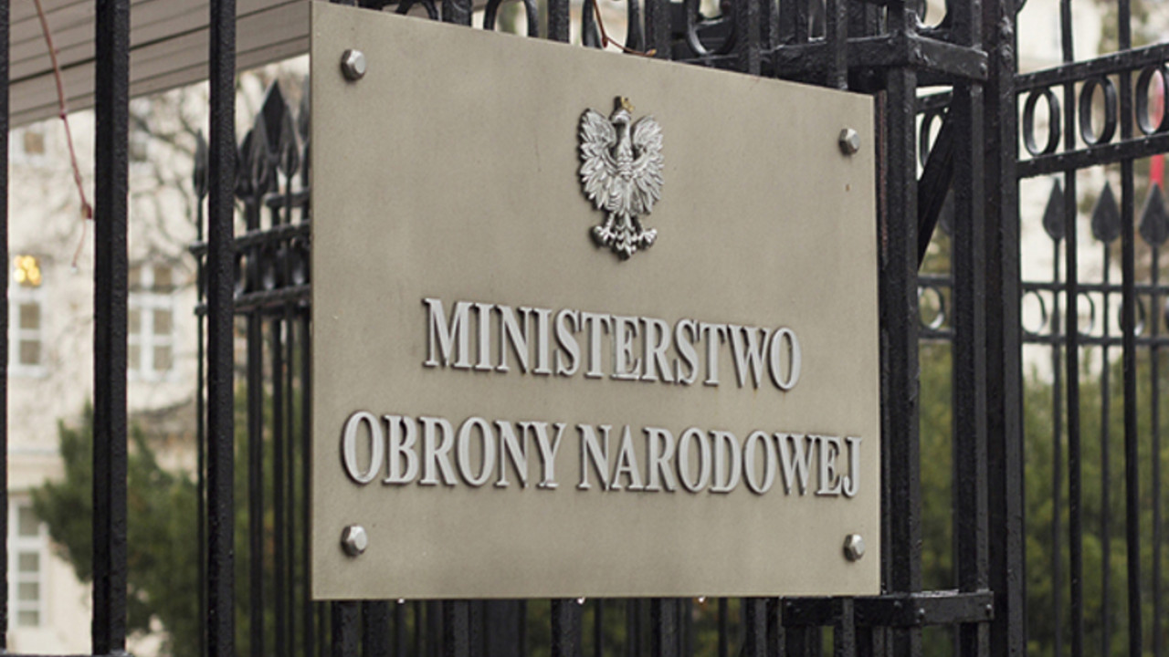 Ministarstvo narodne odbrane Poljske, ploča na ulazu u zgradu