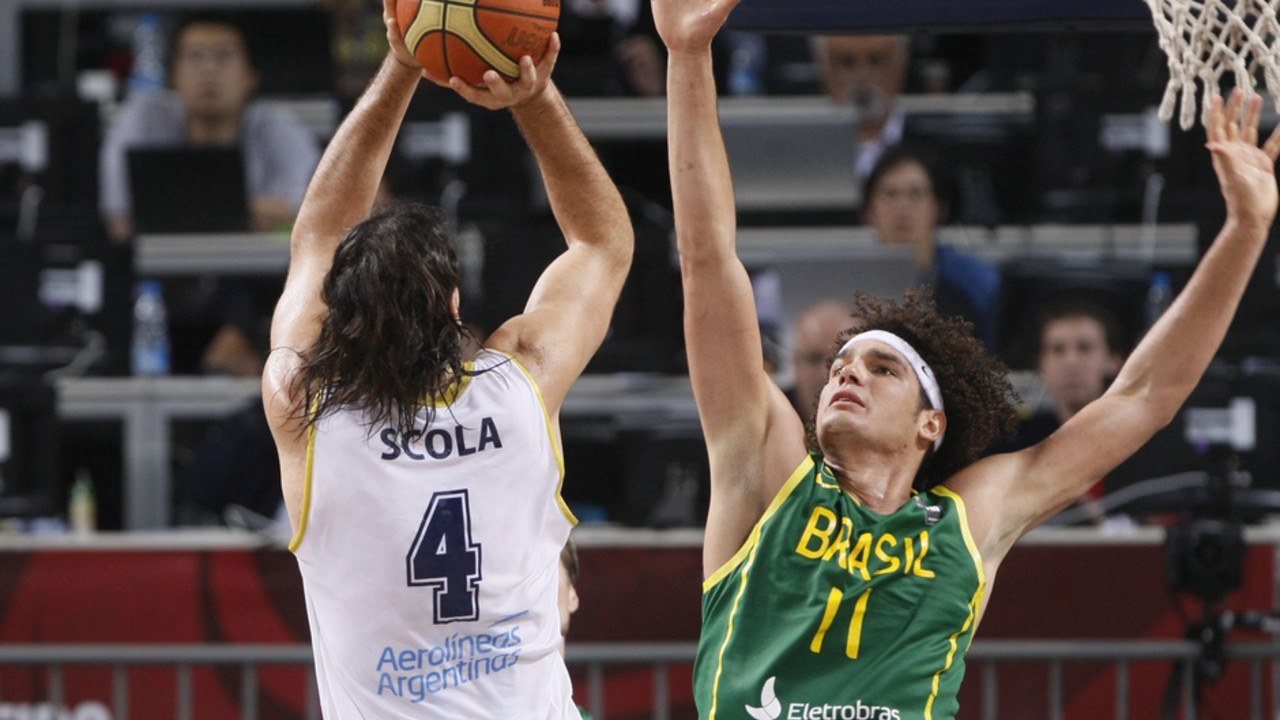 Anderson Varežao u duelu sa Luisom Skolom