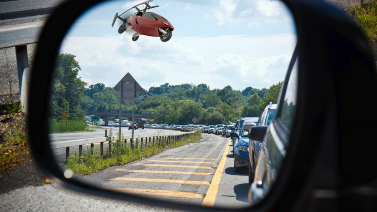 Leteći motocikl PAL-V u retrovizoru automobila