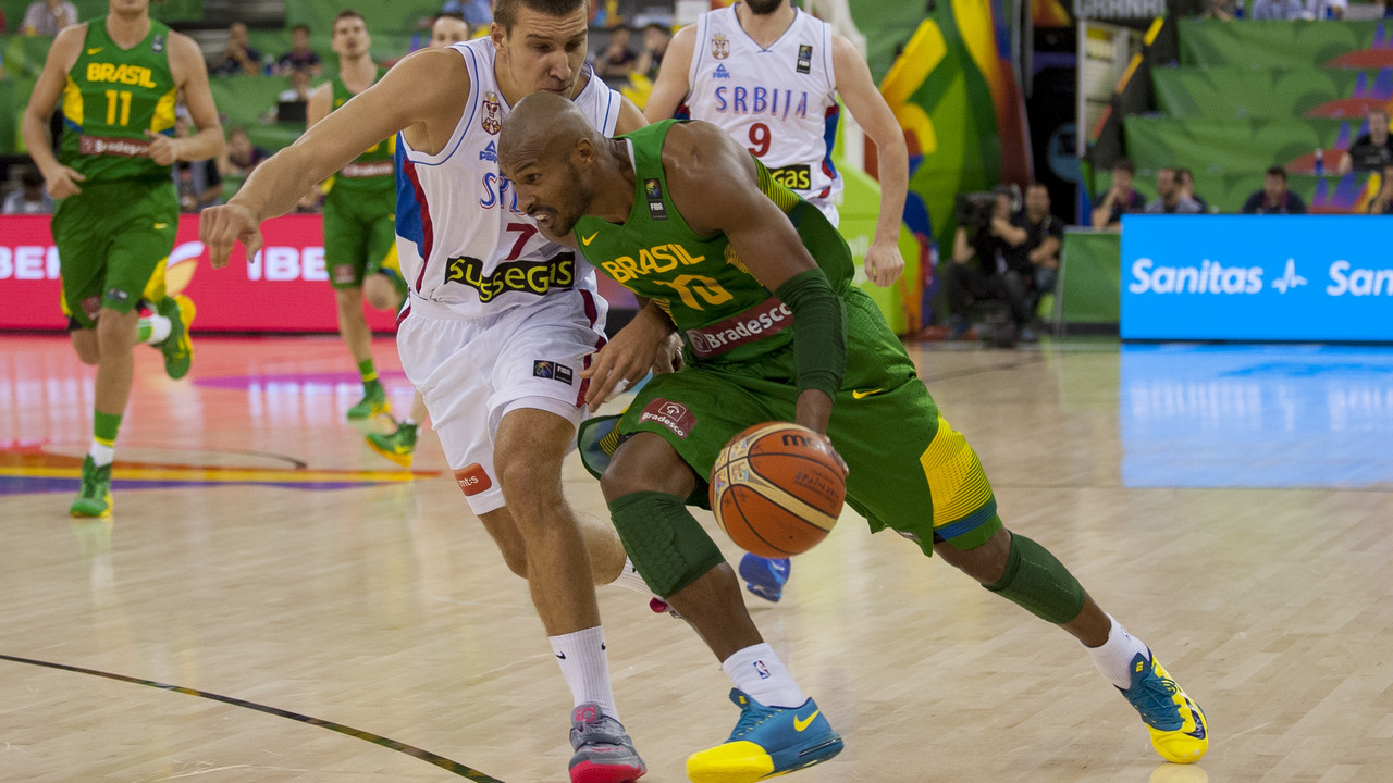 Leandrinjo Barbosa u duelu sa Bogdanom Bogdanovićem