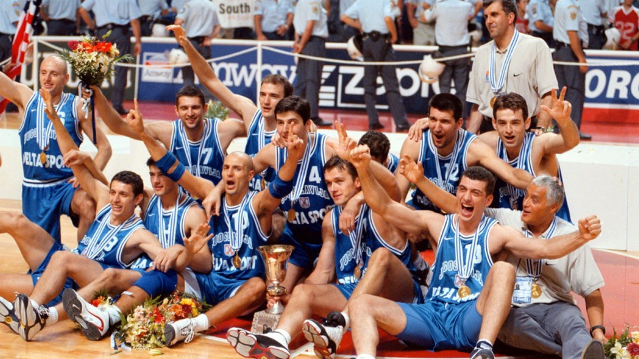 Košarkaška reprezentacija Jugoslavije posle osvajanja zlatne medalje 1998. godine