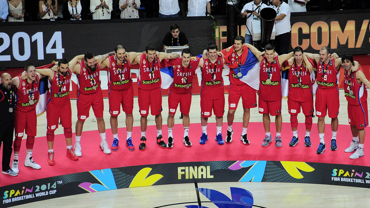Košarkaši Srbije na pobedničkom postolju posle poraza u finalu SP protiv SAD