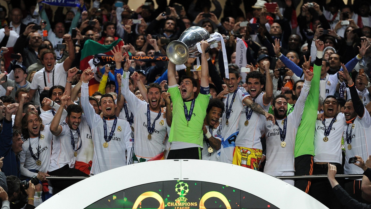 Fudbaleri Real Madrida sa peharom pobednika Lige šampiona 2013/14.