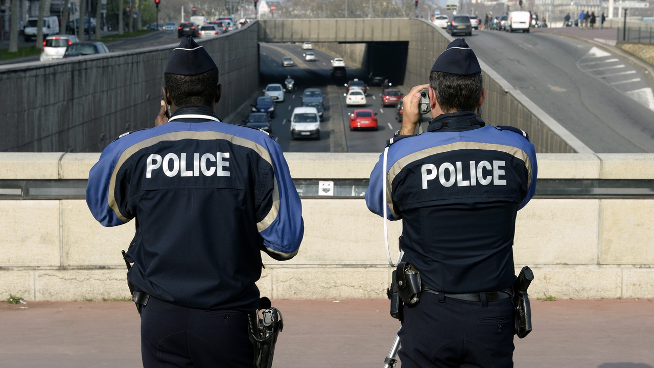 Policajci radarom nadziru saobraćaj