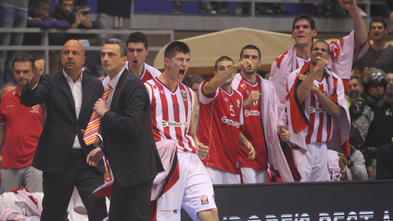 Dejan Radonjić, trener Crvene zvezde, sa igračima