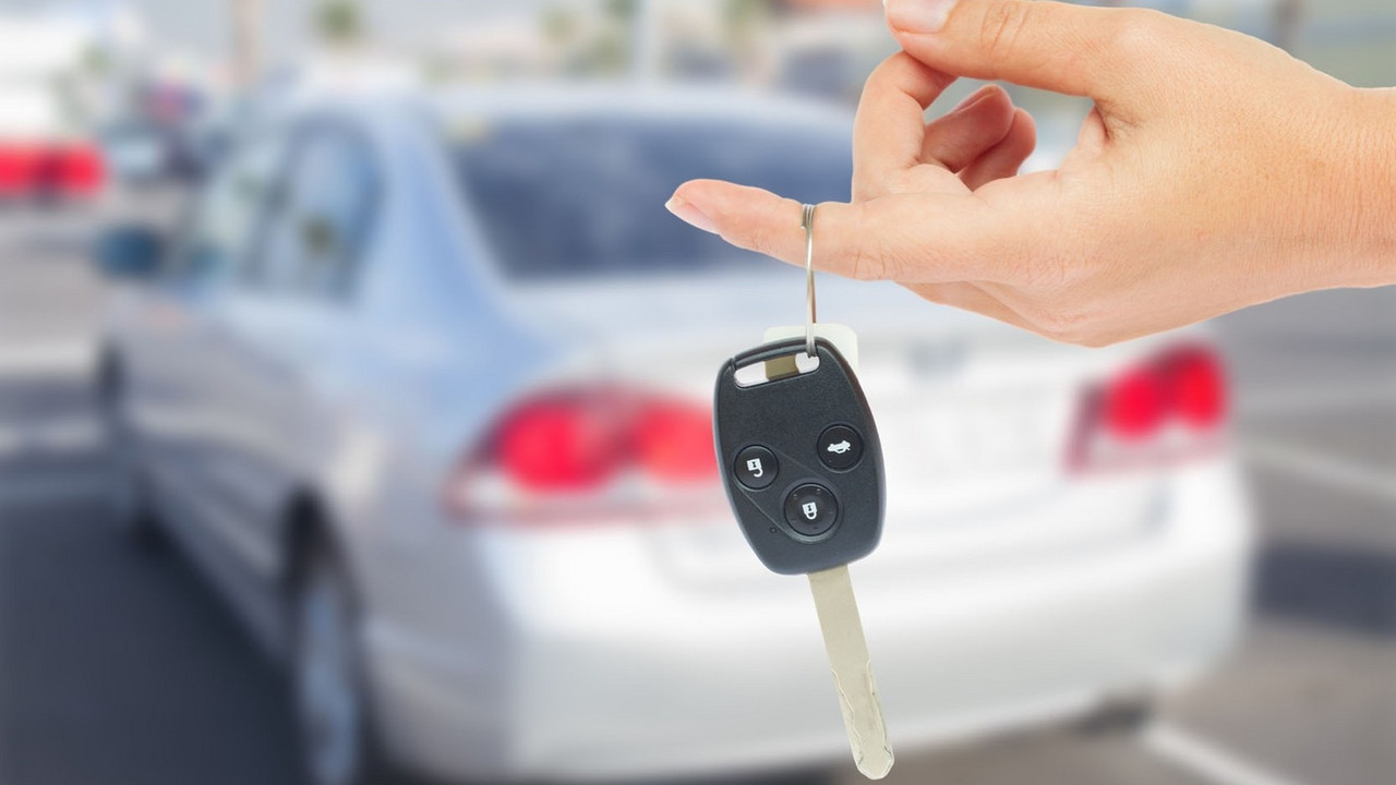 Ruka koja drži automobilski ključ