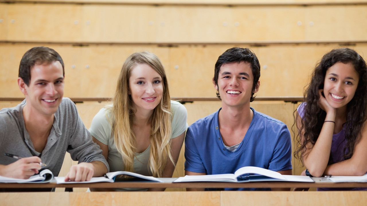 studenti u amfiteatru
