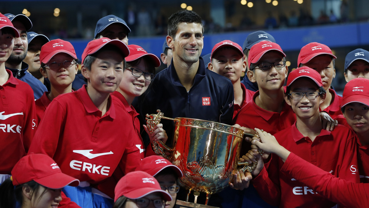 Novak Đoković sa trofejom na ATP turniru u Pekingu