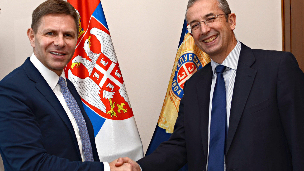 Aleksandar Nikolić i Majkl Devenport se rukuju