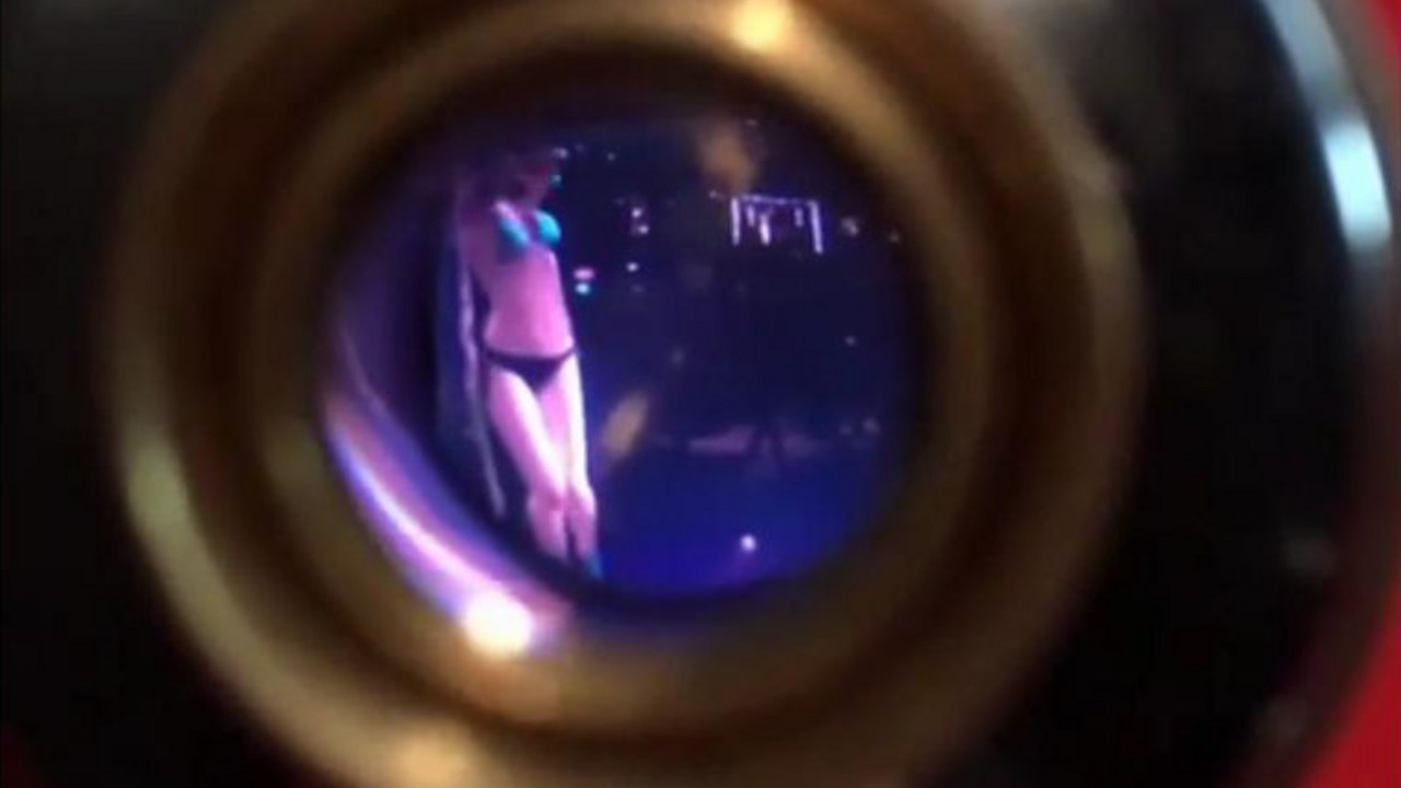 Pogled na striptiz klub kroz ključaonicu