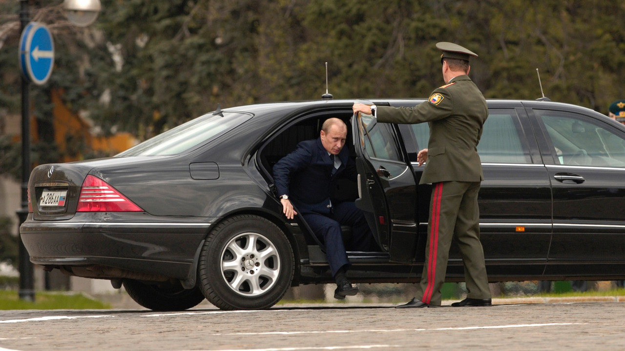 Putin izlazi iz predsedničke limuzine
