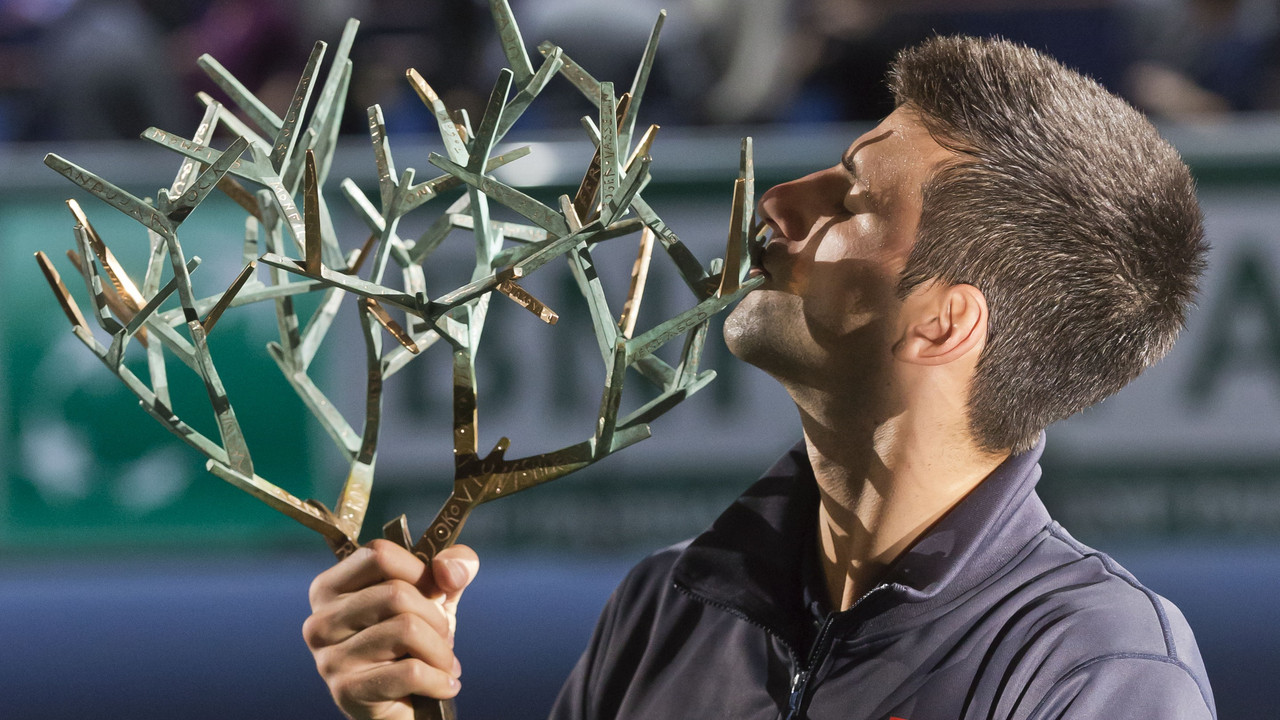 Novak Đoković sa trofejom posle pobede u finalu Mastersa u Parizu