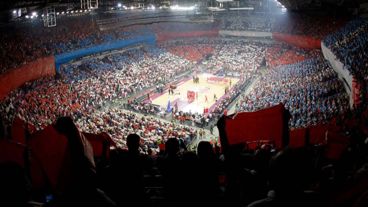 Atmosfera na košarkaškoj utakmici Crvena zvezda - Olimpijakos