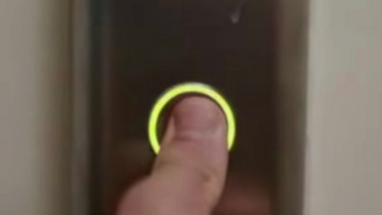 Muškarac zove lift