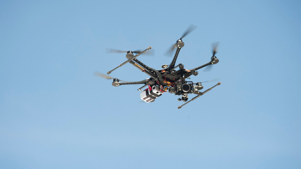dron na nebu