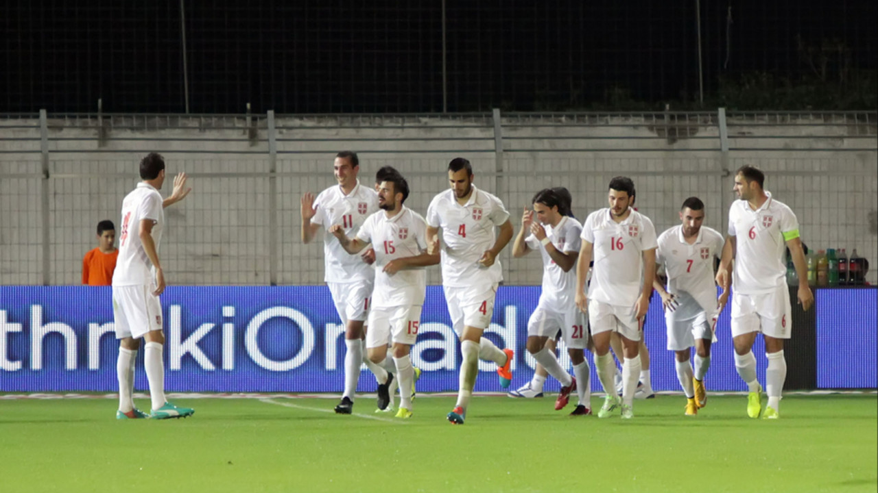 Fudbaleri Srbije proslavljaju gol protiv Grčke