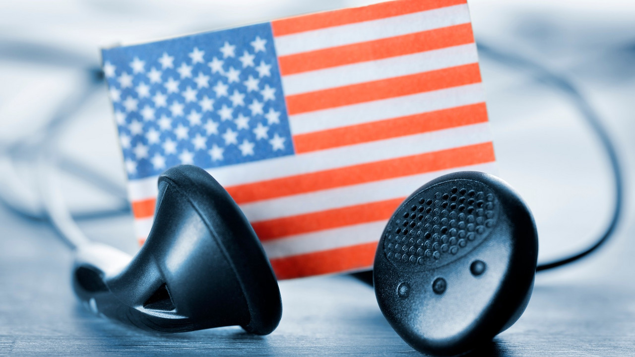 slušalice i američka zastava