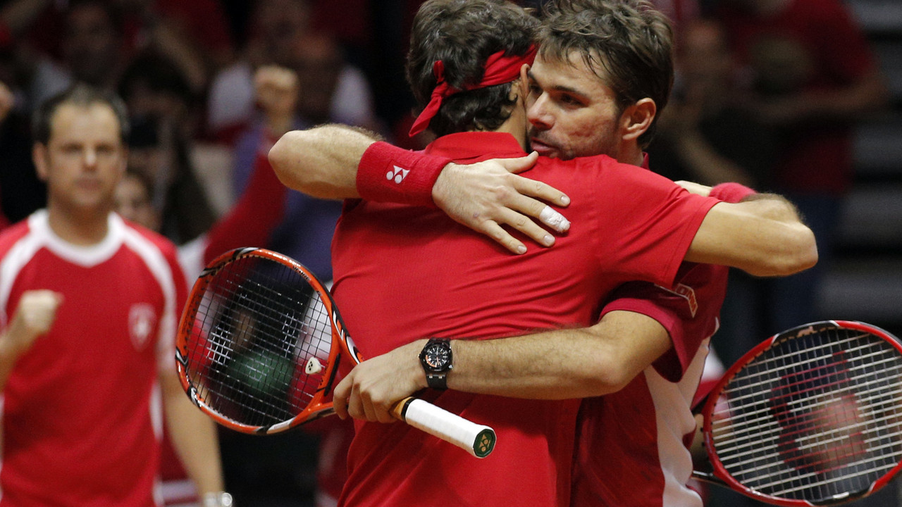 Rodžer Federer i Stanislas Vavrinka slave pobedu u dubl meču Dejvis kupa protiv Benetoa i Gaskea
