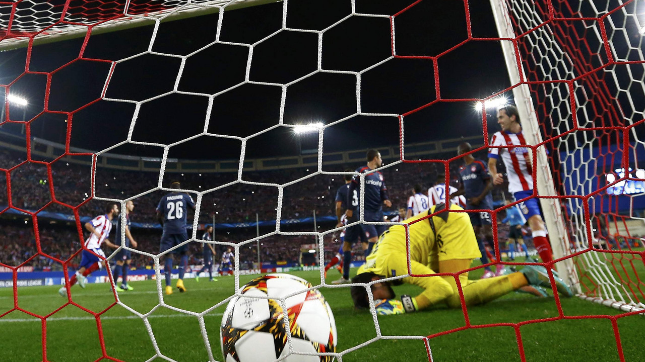 Golman Olimpijakosa Roberto Himenez očajan posle primljenog gola od Atletika iz Madrida