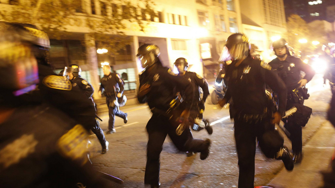 Ferguson, demonstracije, demonstant, policajac, policija