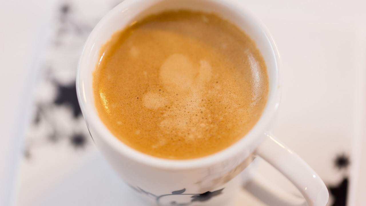 Kafa u beloj šolji