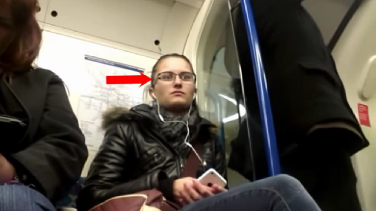 Devojka u metrou