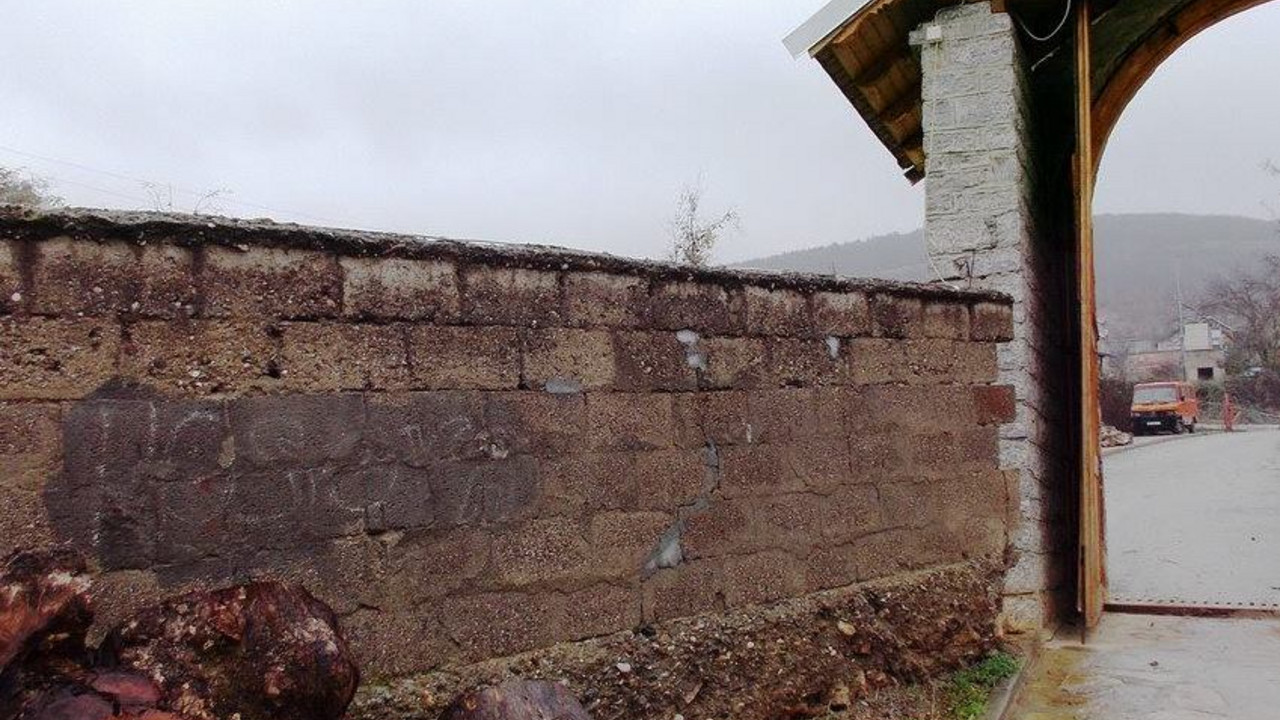 Grafiti na manastiru u Zočištu