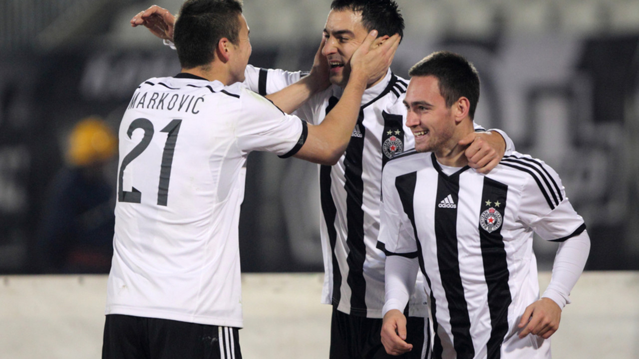 Andrija Živković, Branko Ilić i Saša Marković proslavljaju gol protiv Borca