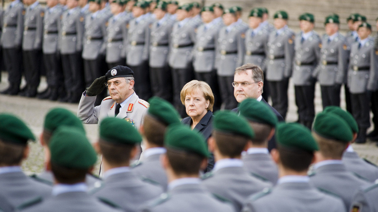 Angela Merkel ispred stroja vojske Nemačke